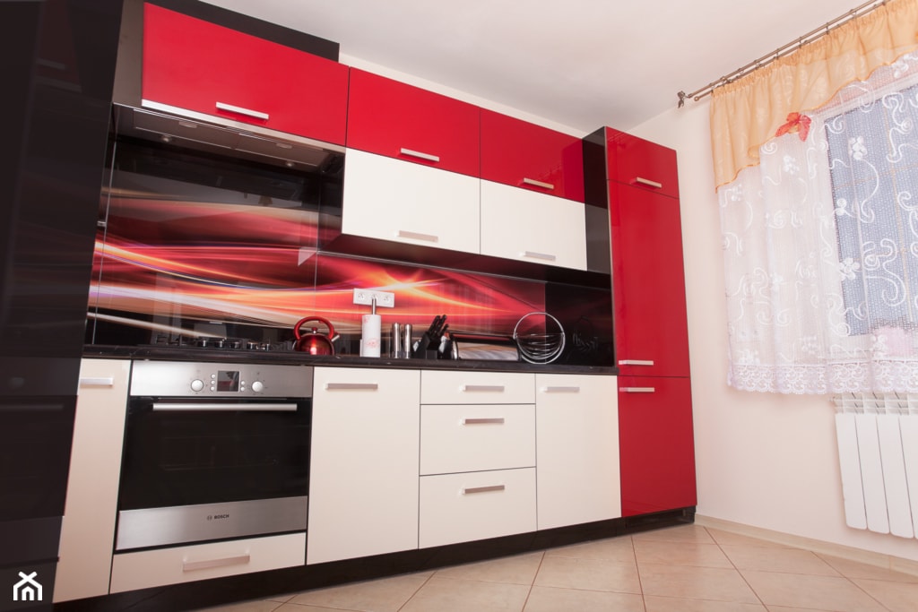 Meble kuchenne - Mała z czerwonymi frontami otwarta z zabudowaną lodówką kuchnia jednorzędowa, styl nowoczesny - zdjęcie od Meble na wymiar Kulenty - Homebook