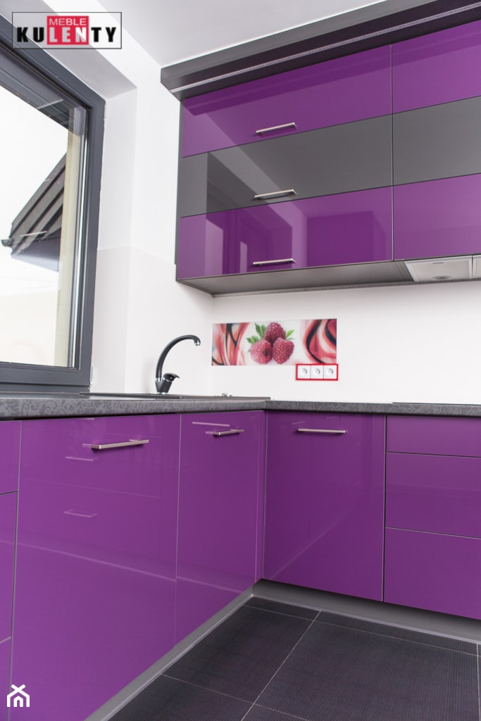 Fiolet i grafit w kuchni. - Kuchnia z oknem, styl nowoczesny - zdjęcie od Meble na wymiar Kulenty