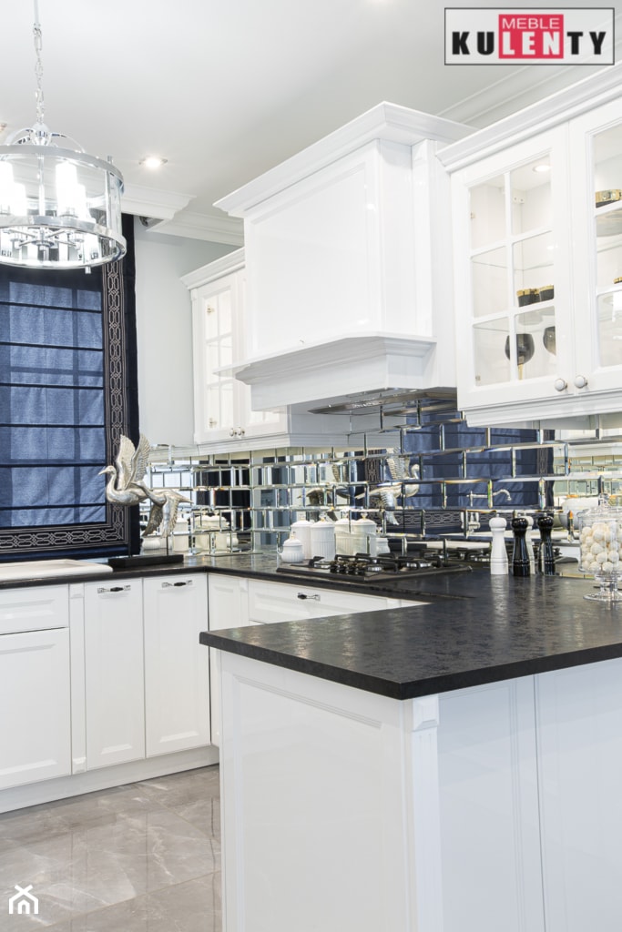 Klasyczna biel w kuchni - Średnia z salonem z kamiennym blatem szara z zabudowaną lodówką kuchnia w kształcie litery u z oknem, styl glamour - zdjęcie od Meble na wymiar Kulenty