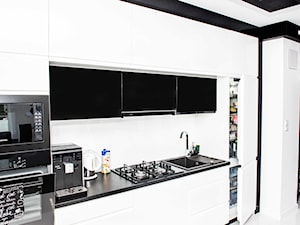 Mieszkanie w Siedlcach - Białe Meble kuchenne z czarnym - Mała z salonem biała z zabudowaną lodówką z podblatowym zlewozmywakiem kuchnia jednorzędowa, styl nowoczesny - zdjęcie od Meble na wymiar Kulenty