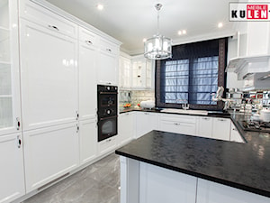 Klasyczna biel w kuchni - Duża otwarta z kamiennym blatem biała z zabudowaną lodówką z nablatowym zlewozmywakiem kuchnia w kształcie litery g z oknem, styl glamour - zdjęcie od Meble na wymiar Kulenty