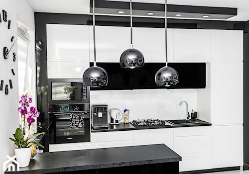 Mieszkanie w Siedlcach - Białe Meble kuchenne z czarnym - Średnia otwarta z salonem z zabudowaną lodówką z nablatowym zlewozmywakiem kuchnia jednorzędowa z oknem, styl nowoczesny - zdjęcie od Meble na wymiar Kulenty