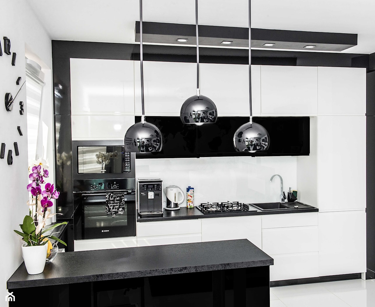 Mieszkanie w Siedlcach - Białe Meble kuchenne z czarnym - Średnia otwarta z salonem z zabudowaną lodówką z nablatowym zlewozmywakiem kuchnia jednorzędowa z oknem, styl nowoczesny - zdjęcie od Meble na wymiar Kulenty - Homebook