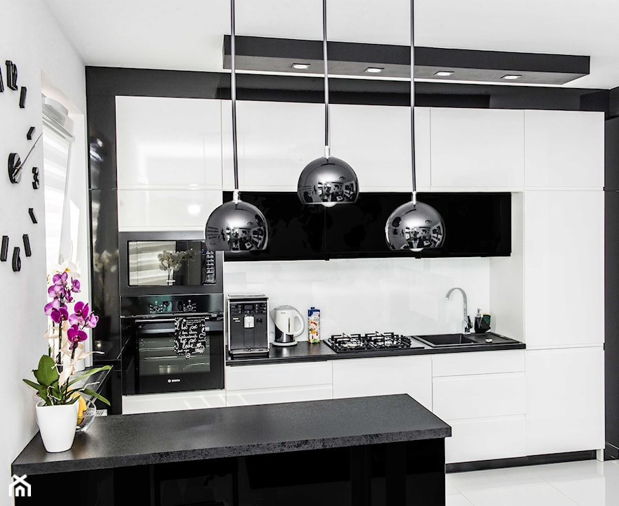 Mieszkanie w Siedlcach - Białe Meble kuchenne z czarnym - Średnia otwarta z salonem z zabudowaną lodówką z nablatowym zlewozmywakiem kuchnia jednorzędowa z oknem, styl nowoczesny - zdjęcie od Meble na wymiar Kulenty