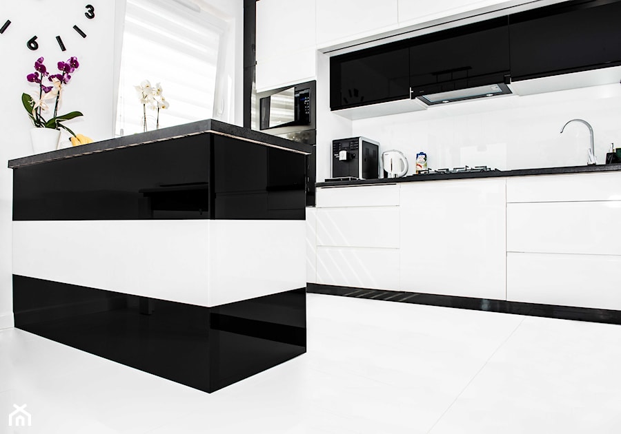 Mieszkanie w Siedlcach - Białe Meble kuchenne z czarnym - Kuchnia, styl nowoczesny - zdjęcie od Meble na wymiar Kulenty