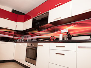 Meble kuchenne - Średnia z czerwonymi frontami z zabudowaną lodówką kuchnia w kształcie litery l, styl nowoczesny - zdjęcie od Meble na wymiar Kulenty