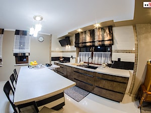 Meble kuchenne na wymiar - dwa kolory - Średnia otwarta z kamiennym blatem szara z zabudowaną lodówką z nablatowym zlewozmywakiem kuchnia dwurzędowa z oknem, styl nowoczesny - zdjęcie od Meble na wymiar Kulenty