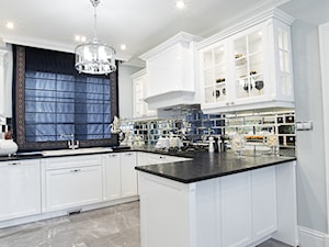 Klasyczna biel w kuchni - Średnia otwarta z kamiennym blatem biała z zabudowaną lodówką z nablatowym zlewozmywakiem kuchnia w kształcie litery g z oknem, styl glamour - zdjęcie od Meble na wymiar Kulenty