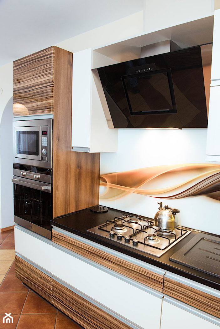 Meble kuchenne na wymiar - dwa kolory - Mała otwarta z salonem z zabudowaną lodówką kuchnia jednorzędowa, styl nowoczesny - zdjęcie od Meble na wymiar Kulenty - Homebook