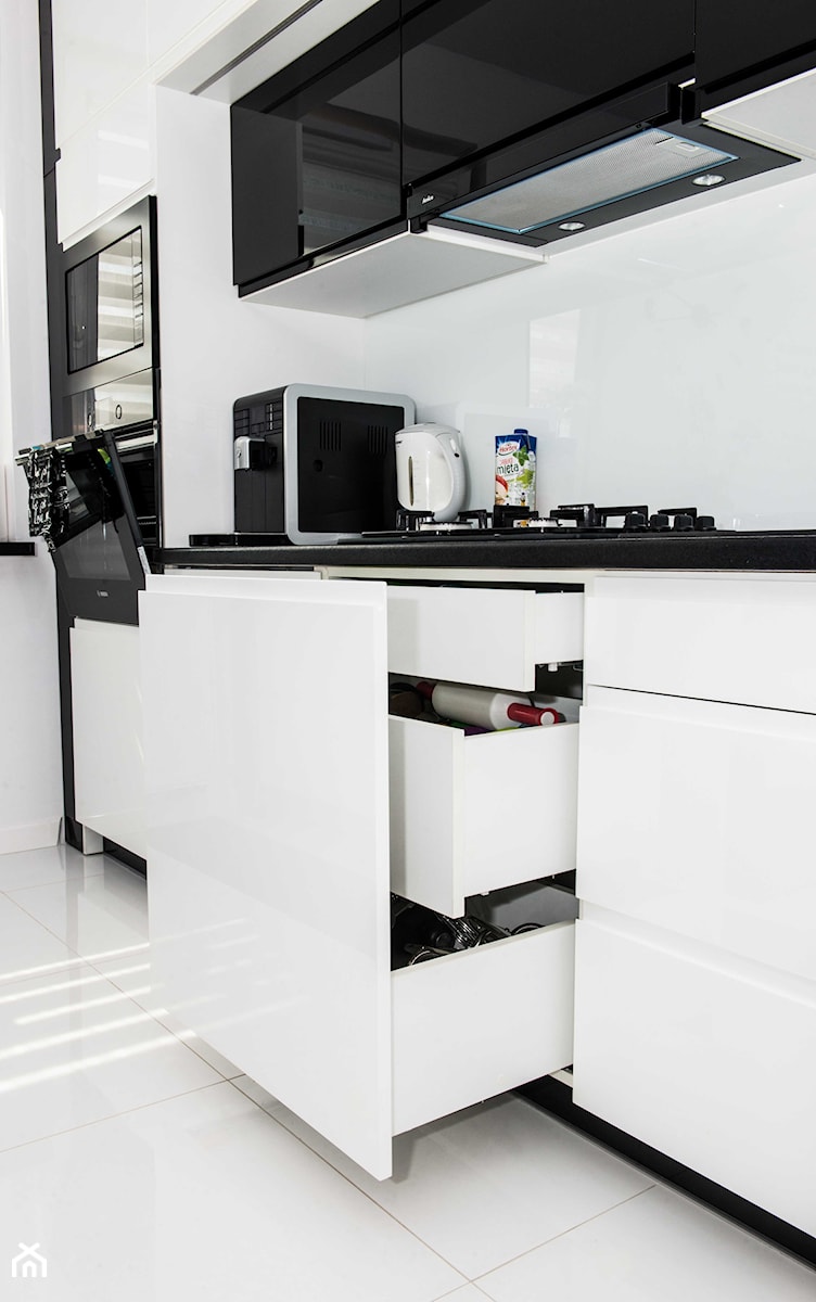 Mieszkanie w Siedlcach - Białe Meble kuchenne z czarnym - Kuchnia, styl nowoczesny - zdjęcie od Meble na wymiar Kulenty