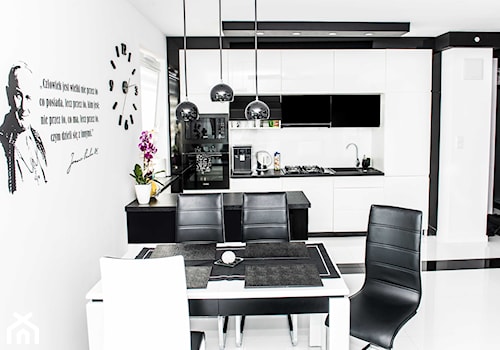 Mieszkanie w Siedlcach - Białe Meble kuchenne z czarnym - Średnia biała jadalnia w kuchni, styl nowoczesny - zdjęcie od Meble na wymiar Kulenty