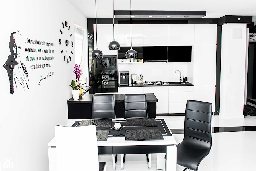 Mieszkanie w Siedlcach - Białe Meble kuchenne z czarnym - Średnia biała jadalnia w kuchni, styl nowoczesny - zdjęcie od Meble na wymiar Kulenty