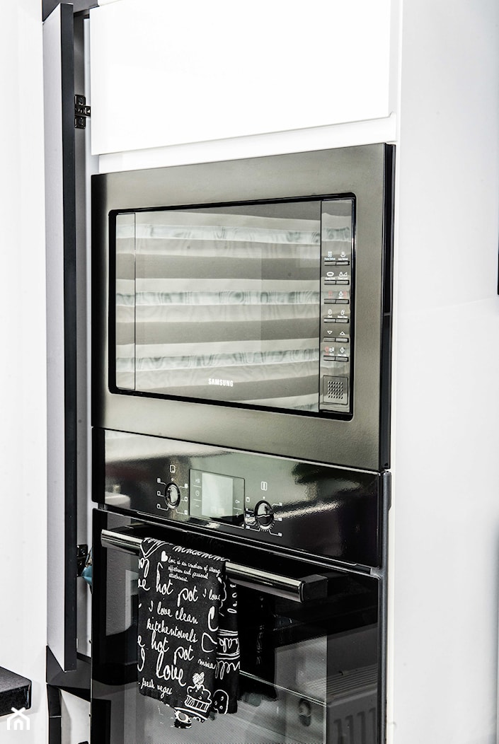 Mieszkanie w Siedlcach - Białe Meble kuchenne z czarnym - Kuchnia, styl nowoczesny - zdjęcie od Meble na wymiar Kulenty - Homebook