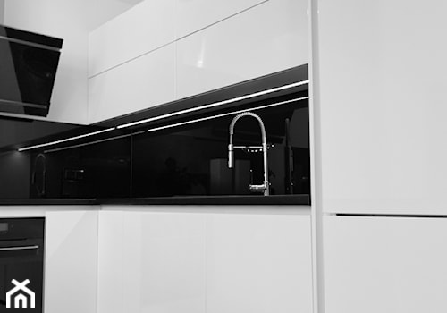 Nowoczesna biała kuchnia - Średnia biała czarna z zabudowaną lodówką z podblatowym zlewozmywakiem kuchnia w kształcie litery l, styl nowoczesny - zdjęcie od Meble na wymiar Kulenty