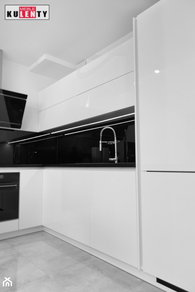 Nowoczesna biała kuchnia - Średnia biała czarna z zabudowaną lodówką z podblatowym zlewozmywakiem kuchnia w kształcie litery l, styl nowoczesny - zdjęcie od Meble na wymiar Kulenty - Homebook
