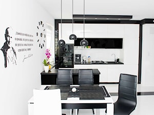 Mieszkanie w Siedlcach - Białe Meble kuchenne z czarnym - Średnia szara jadalnia w kuchni, styl nowoczesny - zdjęcie od Meble na wymiar Kulenty