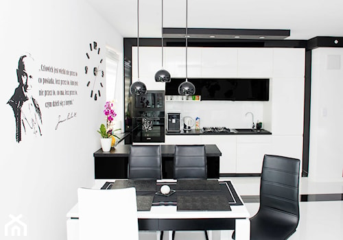 Mieszkanie w Siedlcach - Białe Meble kuchenne z czarnym - Średnia szara jadalnia w kuchni, styl nowoczesny - zdjęcie od Meble na wymiar Kulenty