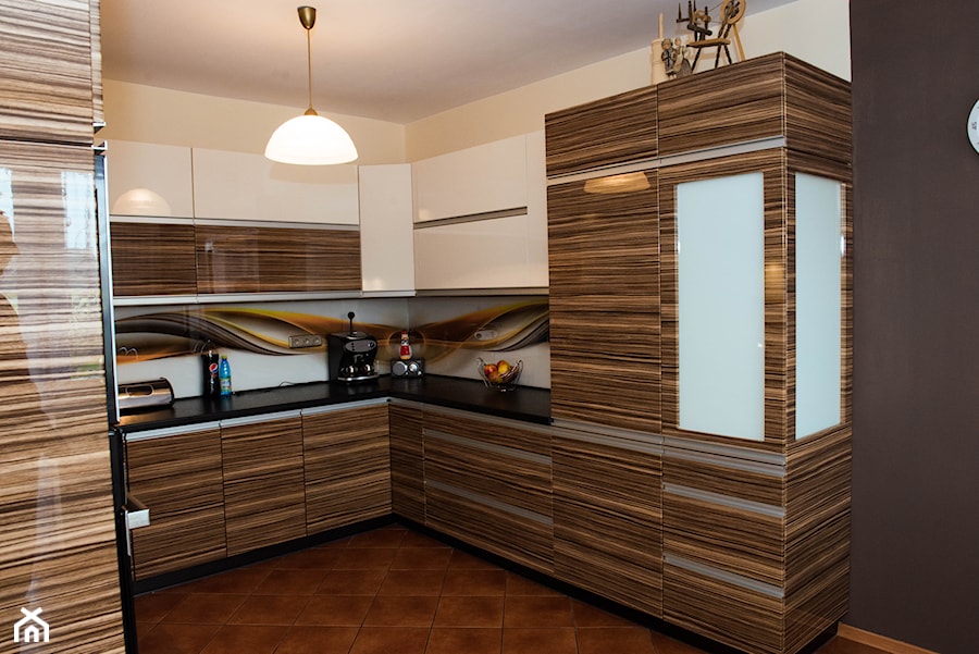Meble kuchenne na wymiar - dwa kolory - Średnia otwarta z salonem z zabudowaną lodówką kuchnia w kształcie litery u, styl nowoczesny - zdjęcie od Meble na wymiar Kulenty