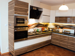 Meble kuchenne na wymiar - dwa kolory - Duża otwarta z salonem z zabudowaną lodówką z nablatowym zlewozmywakiem kuchnia w kształcie litery l, styl nowoczesny - zdjęcie od Meble na wymiar Kulenty