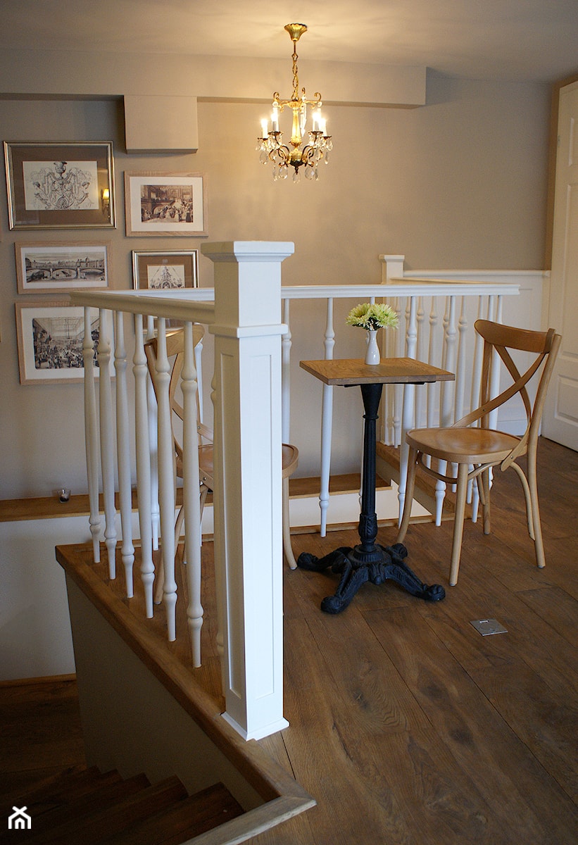 Kawiarnia - galeria grafik przy schodach. - zdjęcie od LUSH Design