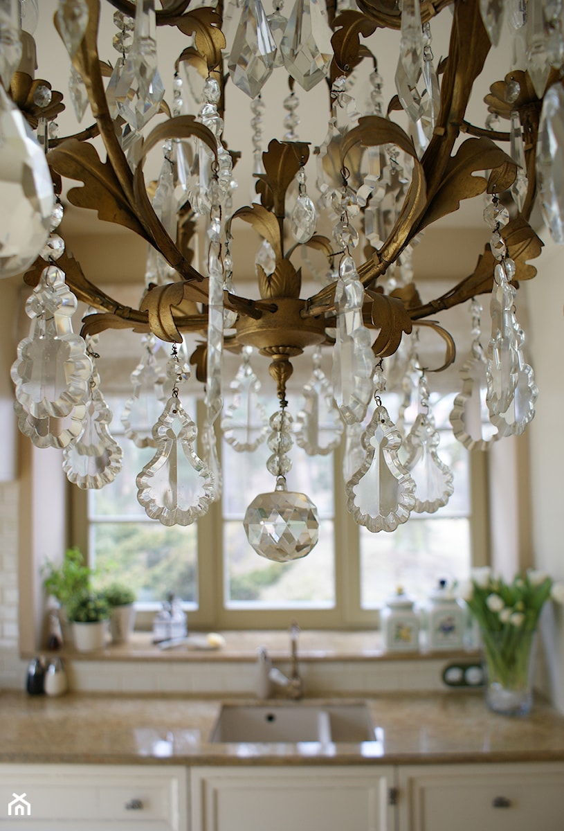 Kryształowy żyrandol w kuchni. - zdjęcie od LUSH Design