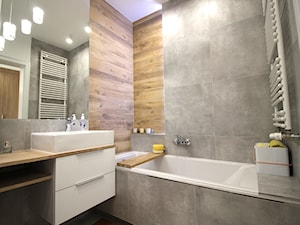 Nowoczesne mieszkanie w apartamentowcu, biel i szarość ocieplane drewnem - Mała bez okna z punktowym oświetleniem łazienka, styl nowoczesny - zdjęcie od MK HOME