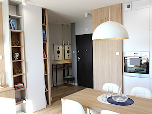 Nowoczesne mieszkanie w apartamentowcu, biel i szarość ocieplane drewnem - Mały biały salon z kuchni ... - zdjęcie od MK HOME