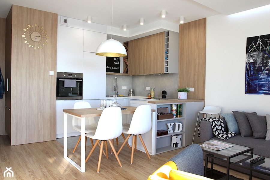 Nowoczesne mieszkanie w apartamentowcu, biel i szarość ocieplane drewnem - Mała otwarta z salonem bi ... - zdjęcie od MK HOME