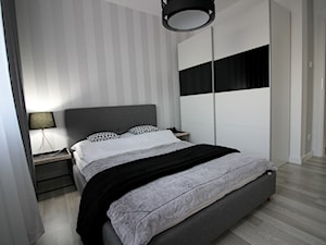 małe - duże mieszkanko - Średnia biała szara sypialnia, styl nowoczesny - zdjęcie od MK HOME