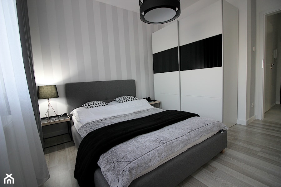 małe - duże mieszkanko - Średnia biała szara sypialnia, styl nowoczesny - zdjęcie od MK HOME