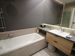 łazienka z wanną i parawanem nawannowym - zdjęcie od MK HOME