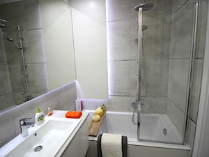 Eleganckie, nowoczesne, jasne mieszkanie w apartamentowcu - Mała szara łazienka w bloku w domu jedno ... - zdjęcie od MK HOME