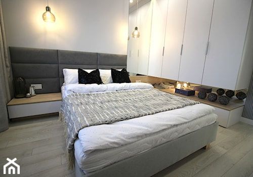 Rodzinne gniazdko, eleganckie i komfortowe - Średnia biała sypialnia, styl nowoczesny - zdjęcie od MK HOME
