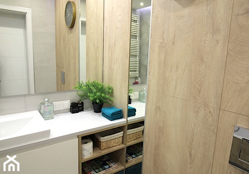 Rodzinne gniazdko, eleganckie i komfortowe - Mała z lustrem z punktowym oświetleniem łazienka, styl nowoczesny - zdjęcie od MK HOME