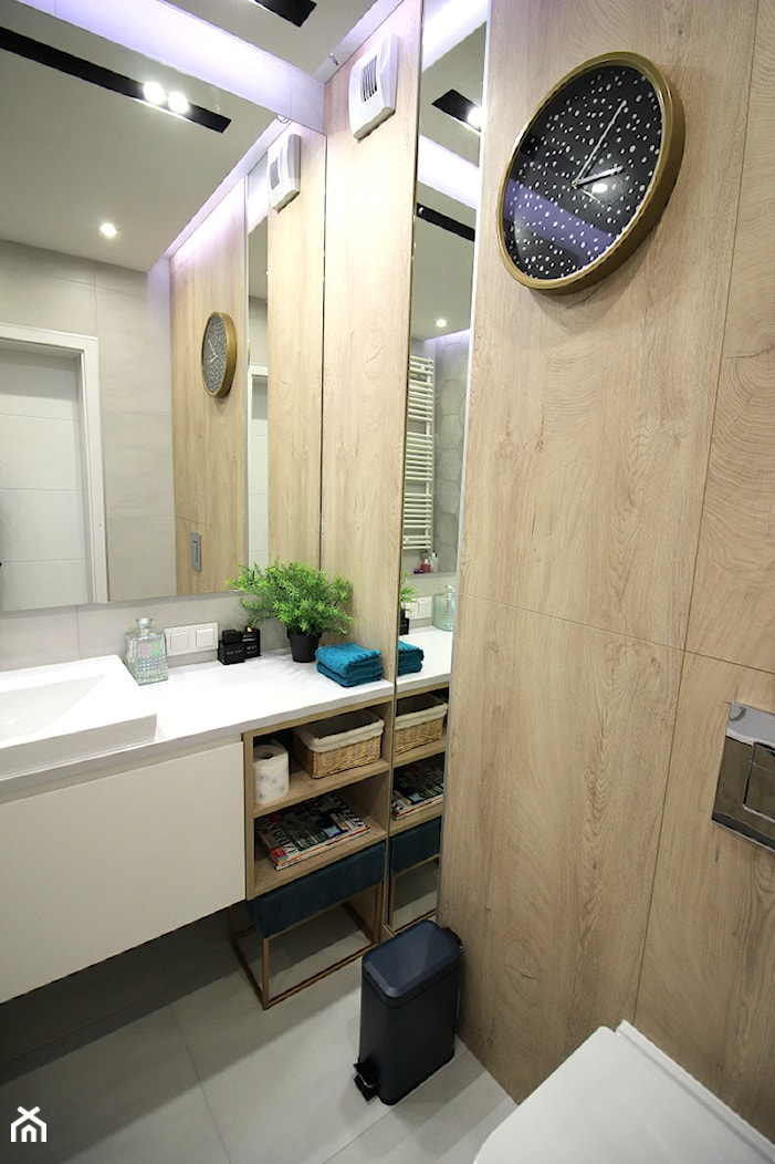 Rodzinne gniazdko, eleganckie i komfortowe - Mała z lustrem z punktowym oświetleniem łazienka, styl nowoczesny - zdjęcie od MK HOME - Homebook