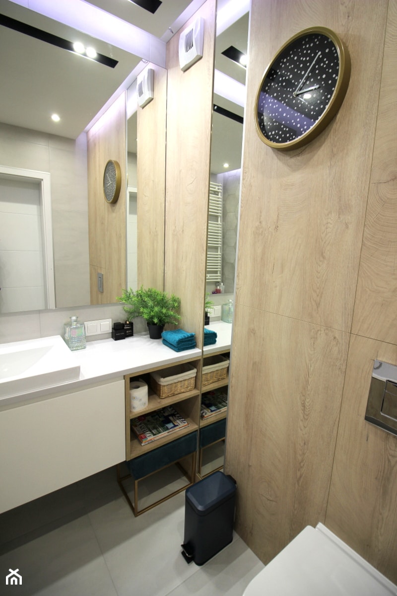 Rodzinne gniazdko, eleganckie i komfortowe - Mała z lustrem z punktowym oświetleniem łazienka, styl nowoczesny - zdjęcie od MK HOME