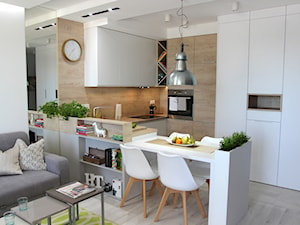 Przytulnie, nowocześnie, klimatycznie - Średnia otwarta z salonem biała z zabudowaną lodówką kuchnia w kształcie litery u, styl nowoczesny - zdjęcie od MK HOME