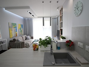 Eleganckie, nowoczesne, jasne mieszkanie w apartamentowcu - Średni biały salon z kuchnią z tarasem / balkonem z bibiloteczką, styl nowoczesny - zdjęcie od MK HOME