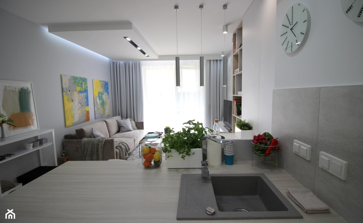 Eleganckie, nowoczesne, jasne mieszkanie w apartamentowcu - Średni biały salon z kuchnią z tarasem / balkonem z bibiloteczką, styl nowoczesny - zdjęcie od MK HOME - Homebook