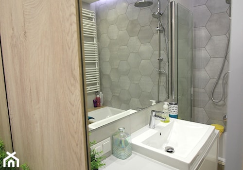 Rodzinne gniazdko, eleganckie i komfortowe - Mała bez okna z lustrem z punktowym oświetleniem łazienka, styl nowoczesny - zdjęcie od MK HOME