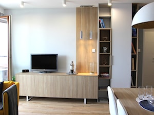 Nowoczesne mieszkanie w apartamentowcu, biel i szarość ocieplane drewnem - Mały biały salon z jadaln ... - zdjęcie od MK HOME