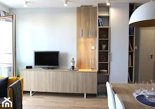 Nowoczesne mieszkanie w apartamentowcu, biel i szarość ocieplane drewnem - Mały biały salon z jadalnią, styl nowoczesny - zdjęcie od MK HOME