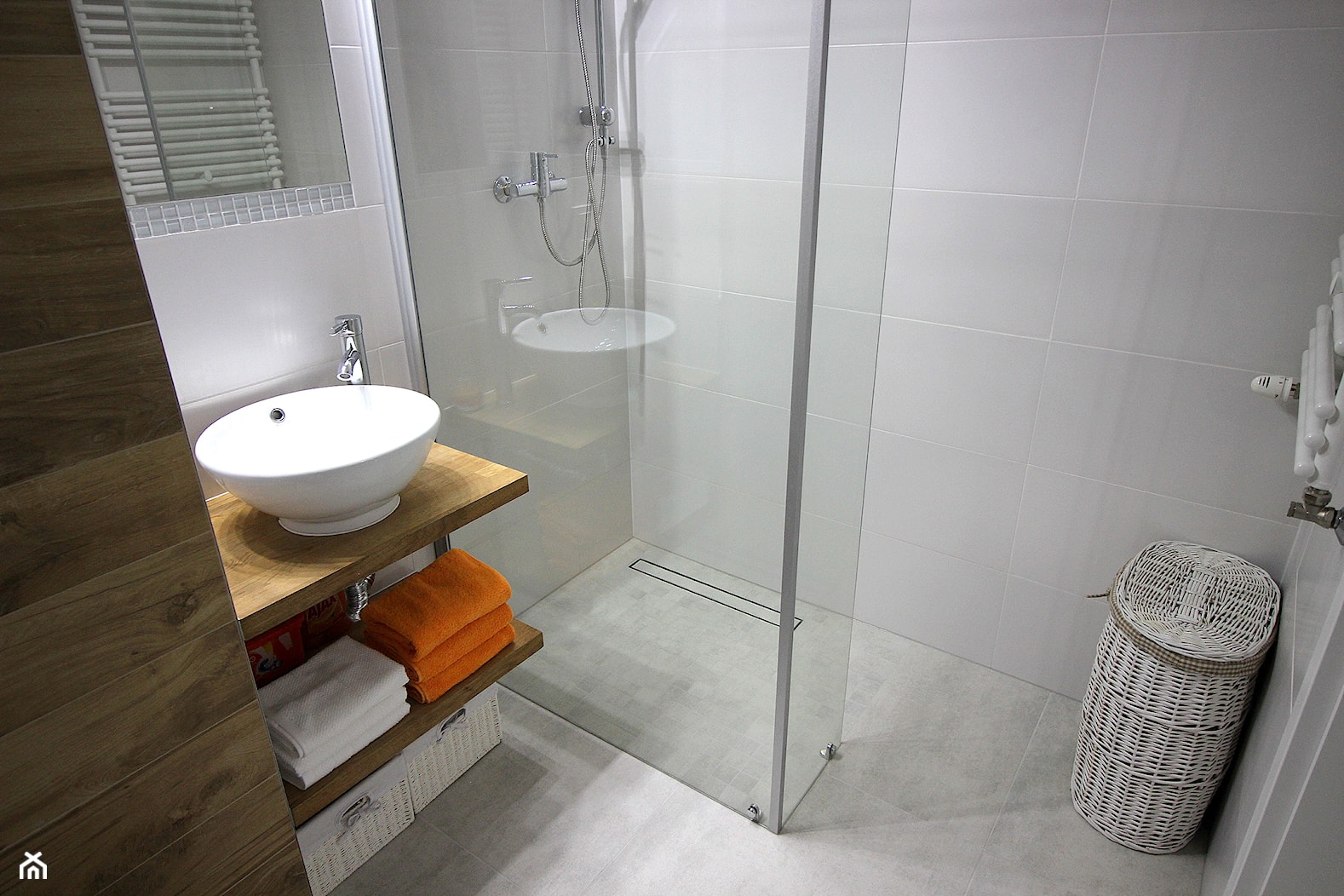Łazienka z otwartym prysznicem, drewnianą scianą - zdjęcie od MK HOME - Homebook