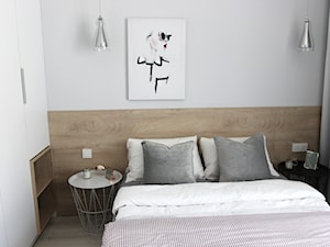 Przytulnie, nowocześnie, klimatycznie - Mała beżowa biała sypialnia, styl nowoczesny - zdjęcie od MK HOME
