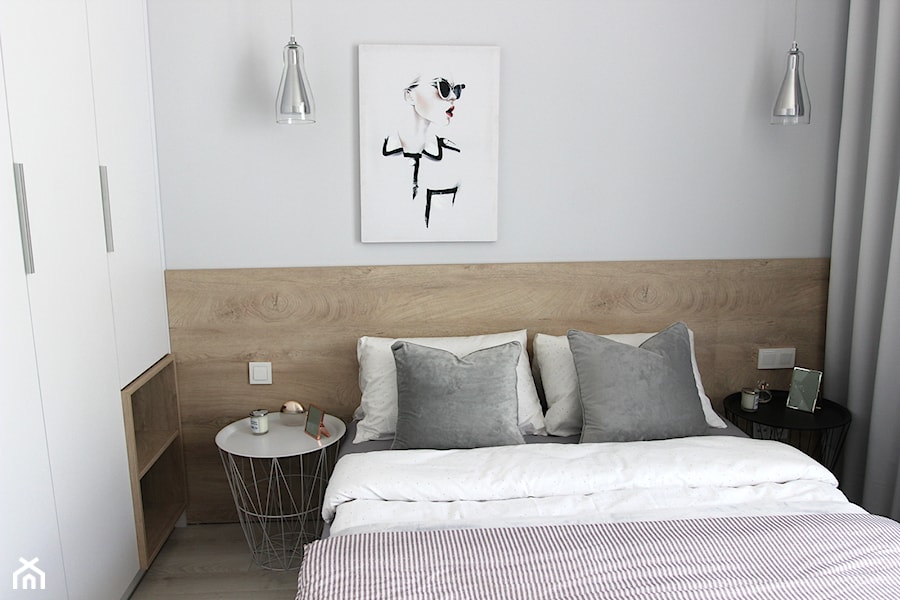 Przytulnie, nowocześnie, klimatycznie - Mała beżowa biała sypialnia, styl nowoczesny - zdjęcie od MK HOME