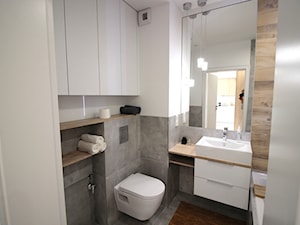 Nowoczesne mieszkanie w apartamentowcu, biel i szarość ocieplane drewnem - Mała bez okna z lustrem łazienka, styl nowoczesny - zdjęcie od MK HOME