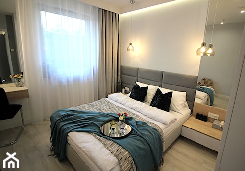 Rodzinne gniazdko, eleganckie i komfortowe - Średnia biała szara sypialnia, styl nowoczesny - zdjęcie od MK HOME