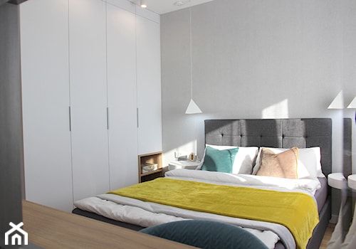 Nowoczesne mieszkanie w apartamentowcu, biel i szarość ocieplane drewnem - Średnia szara sypialnia, styl nowoczesny - zdjęcie od MK HOME