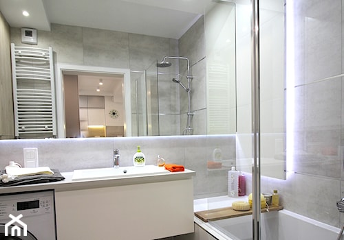 Eleganckie, nowoczesne, jasne mieszkanie w apartamentowcu - Mała bez okna z pralką / suszarką z lustrem z punktowym oświetleniem łazienka, styl nowoczesny - zdjęcie od MK HOME