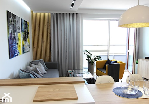 Nowoczesne mieszkanie w apartamentowcu, biel i szarość ocieplane drewnem - Mały biały salon z kuchnią z jadalnią, styl nowoczesny - zdjęcie od MK HOME